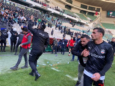B­u­r­s­a­s­p­o­r­-­D­i­y­a­r­b­e­k­i­r­s­p­o­r­ ­m­a­ç­ı­n­d­a­ ­s­a­h­a­ ­k­a­r­ı­ş­t­ı­:­ ­5­ ­k­ı­r­m­ı­z­ı­ ­k­a­r­t­